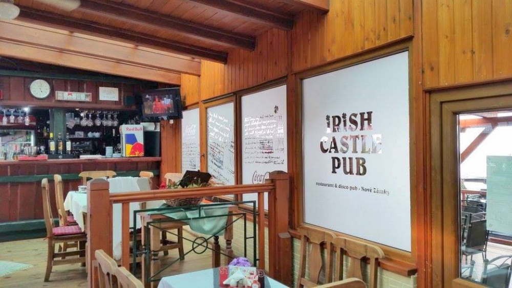Polep skiel pieskovanou fóliou - Irish Castle Pub